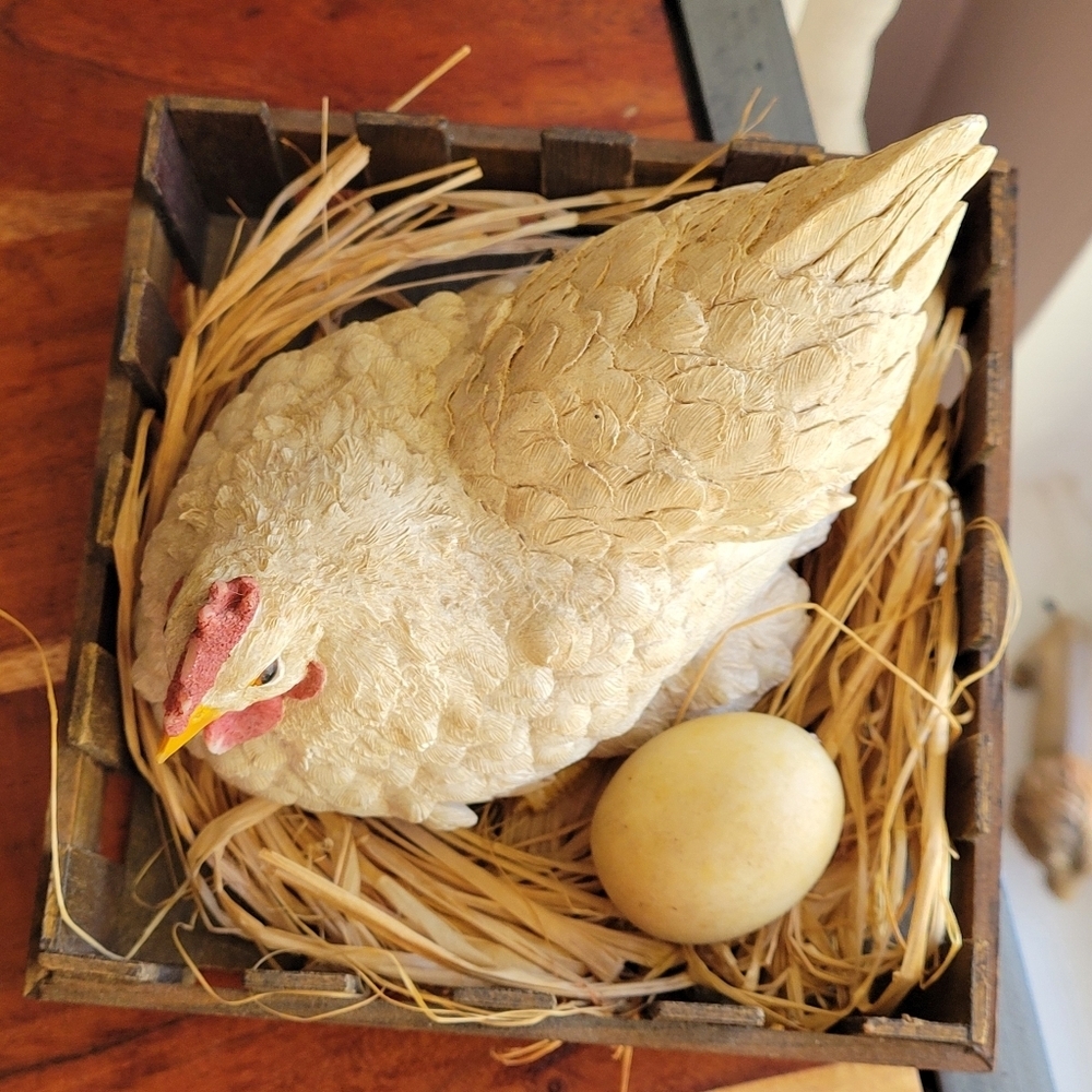 Decorative Collectible Chicken Figurine Rustic Wooden Crate/Straw Egg Resin RARE - Picture 13 of 15